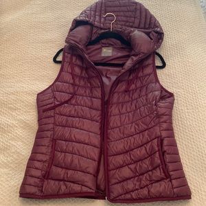 Puffer vest with hood